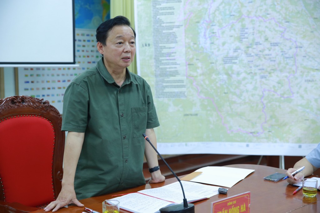 Phó Thủ tướng Trần Hồng Hà làm việc với lãnh đạo tỉnh Điện Biên, Ban Chỉ huy Phòng thủ dân sự tỉnh, lãnh đạo Quân khu 2, Cục Cứu hộ - Cứu nạn (Bộ Quốc phòng)... về công tác tìm kiếm, cứu hộ, cứu nạn, khắc phục hậu quả thiên tai - Ảnh: VGP/Đình Nam