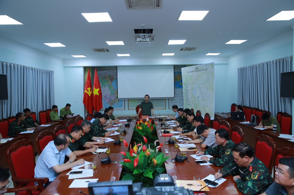 Chạy đua với thời gian để tiếp cận các khu vực còn bị cô lập, chia cắt vì lũ quét, sạt lở đất