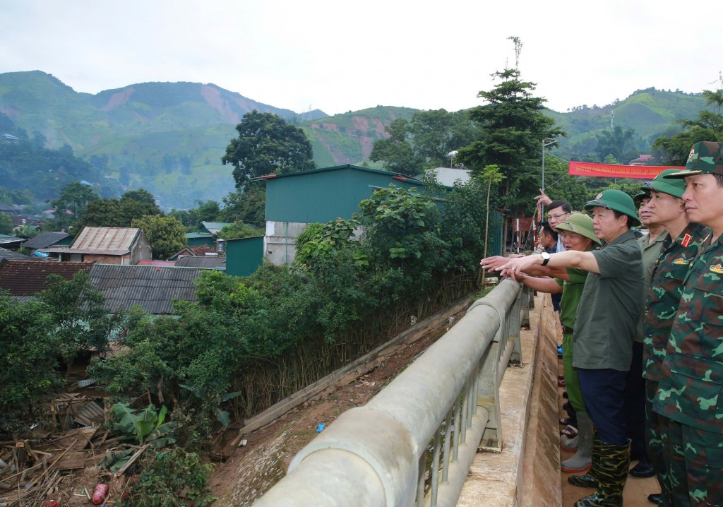 Phó Thủ tướng kiểm tra công tác cứu hộ, cứu nạn tại xã Na Son - Ảnh: VGP