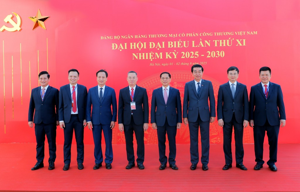 Phó Thủ tướng chụp ảnh lưu niệm cùng các đại biểu - Ảnh: VGP/Hải Minh