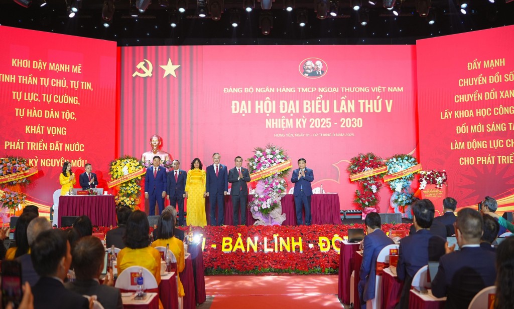 Phó Thủ tướng Nguyễn Chí Dũng tặng hoa chúc mừng Đại hội - Ảnh: VGP/Minh Ngọc