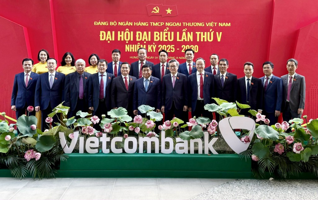 Phó Thủ tướng chụp ảnh lưu niệm cùng lãnh đạo Ngân hàng TMCP Ngoại thương Vietcombank và các đại biểu - Ảnh: VGP/Minh Ngọc