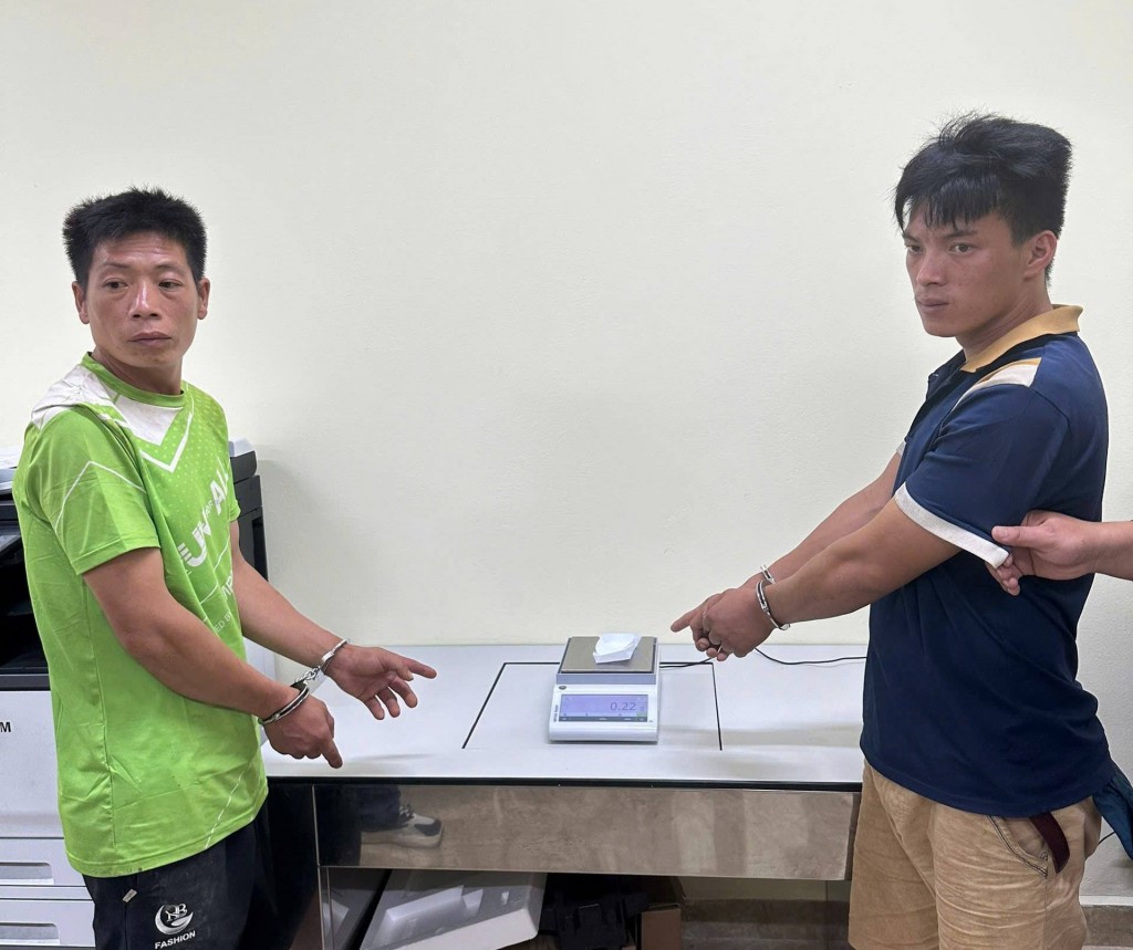 Hai đối tượng và tang vật tại cơ quan công an