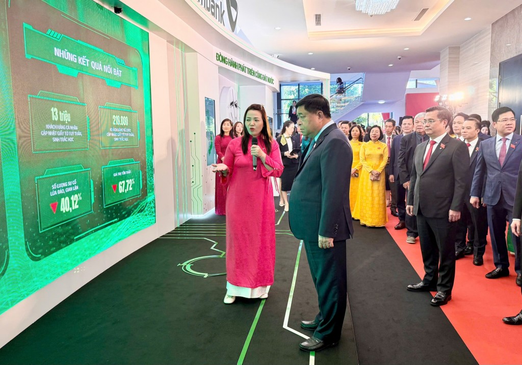 Phó Thủ tướng tham quan triển lãm và nghe giới thiệu về những thành tự nổi bật của Ngân hàng TMCP Vietcombank - Ảnh: VGP/Minh Ngọc