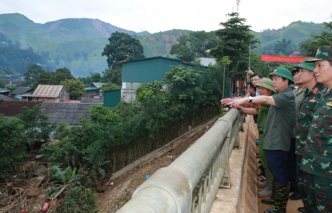 Chạy đua với thời gian để tiếp cận các khu vực còn bị cô lập, chia cắt vì lũ quét, sạt lở đất