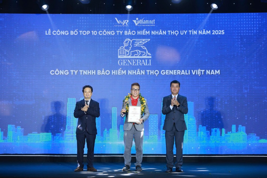 Đại diện Generali Việt Nam tại Lễ vinh danh Top 10 Công ty bảo hiểm nhân thọ uy tín năm 2025
