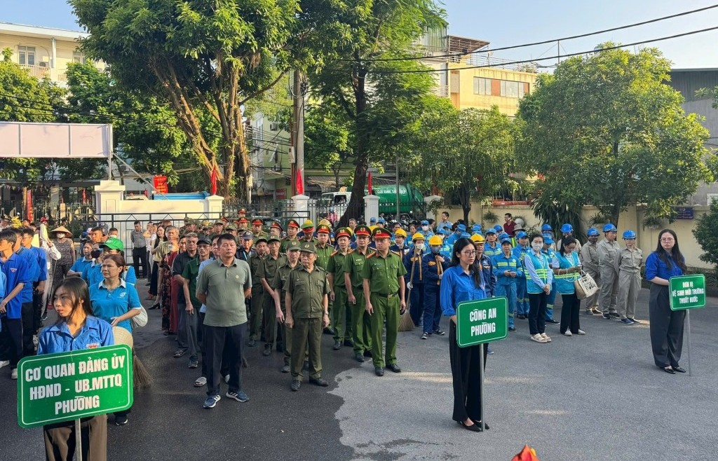 Phường Hồng Hà chung tay giữ gìn vệ sinh môi trường