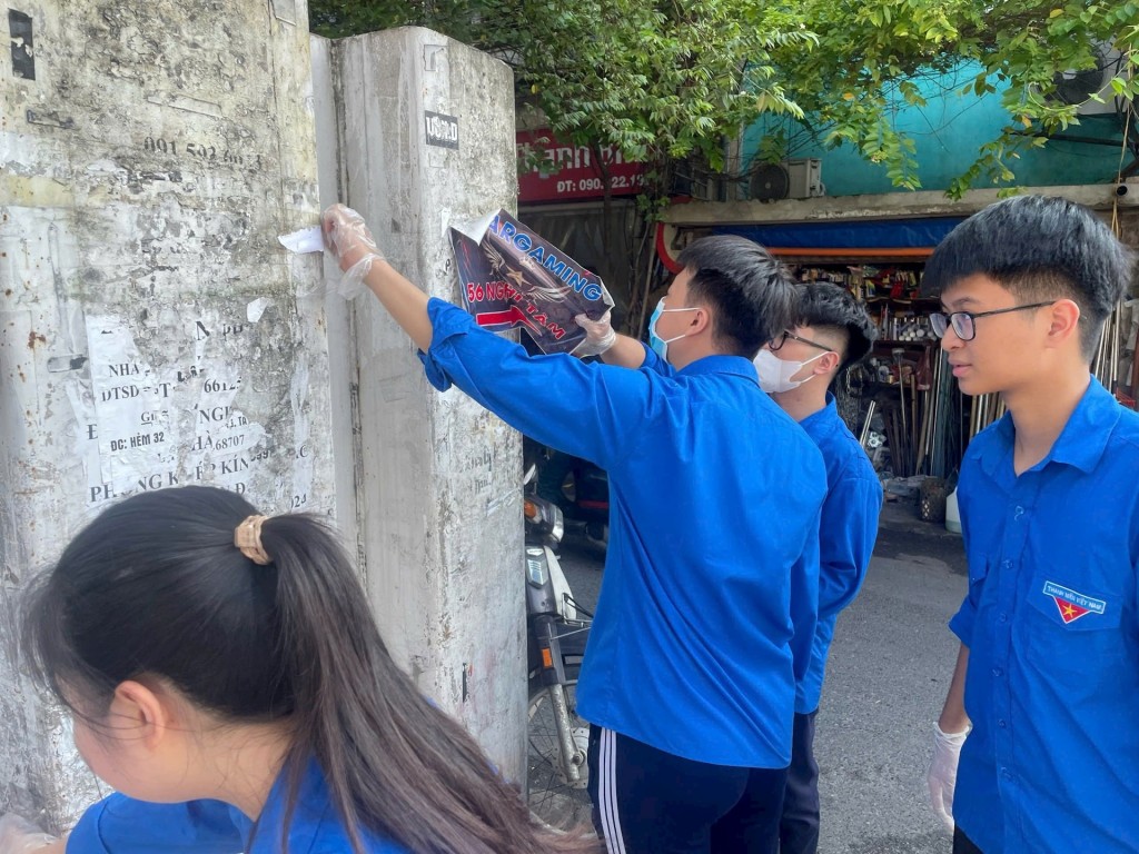 Lực lượng đoàn viên thanh niên phường Hồng Hà bóc gỡ quảng cáo, rao vặt