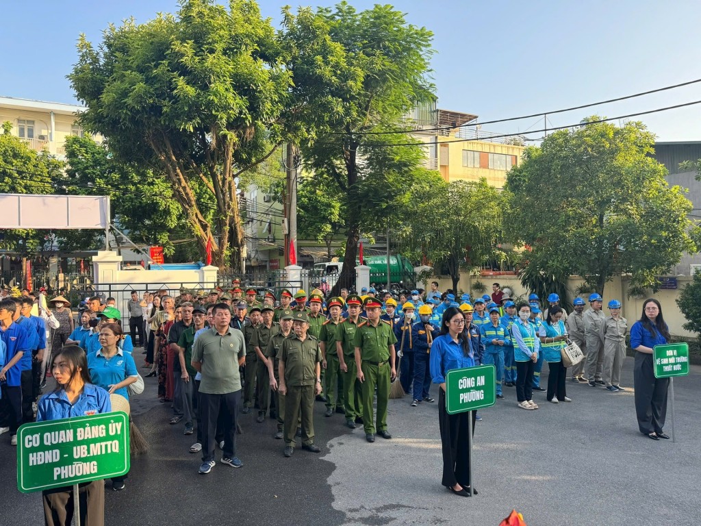Đông đảo các tầng lớp nhân dân và lực lượng chức năng phường Hồng Hà tham dự lễ ra quân