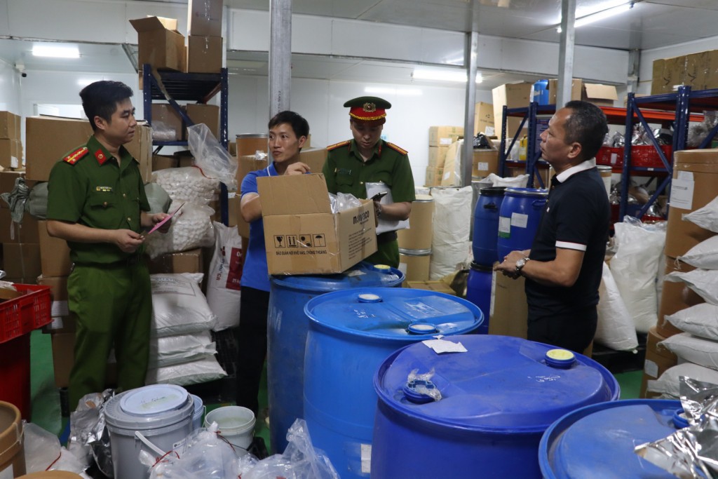 Công an Quảng Ninh triệt phá đường dây buôn bán thực phẩm chức năng giả