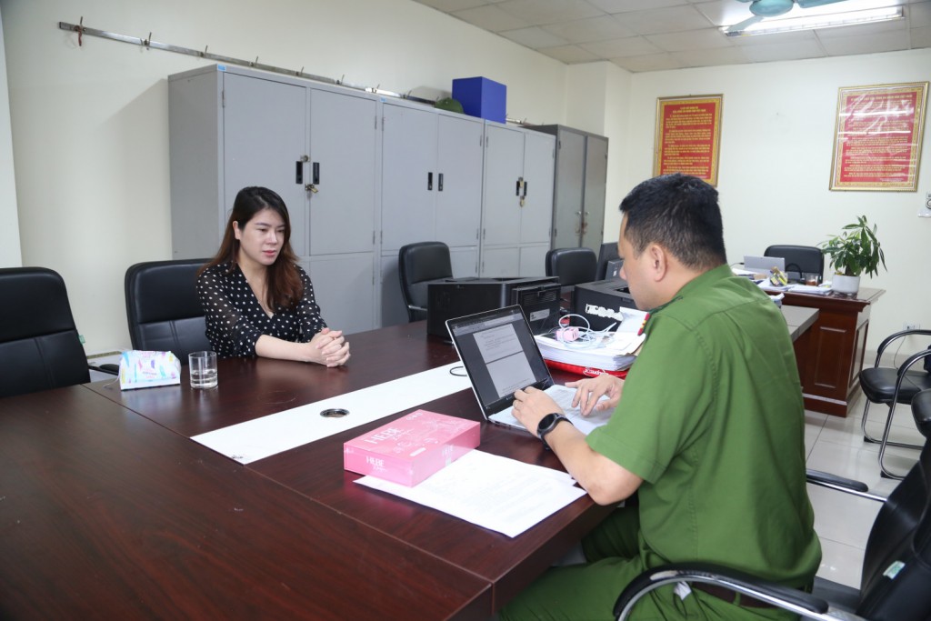 Cán bộ điều tra làm việc lấy lời khai với Đinh Thiên Lý.