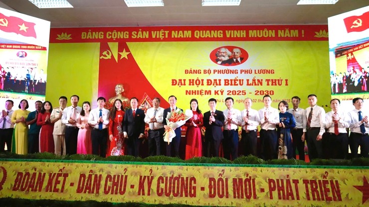 Ban Chấp hành Đảng bộ phường Phú Lương nhiệm kỳ 2025-2030 ra mắt tại Đại hội