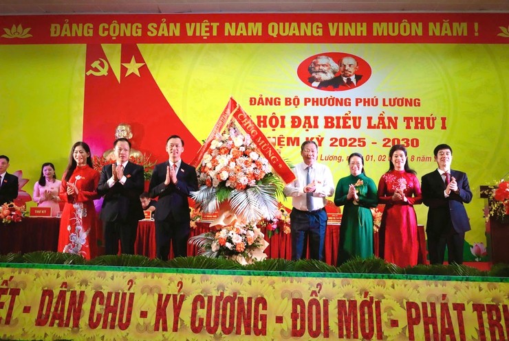 Ủy viên Ban Thường vụ Thành ủy, Phó Chủ tịch Thường trực UBND Thành phố Lê Hồng Sơn tặng lẵng hoa chúc mừng Đại hội