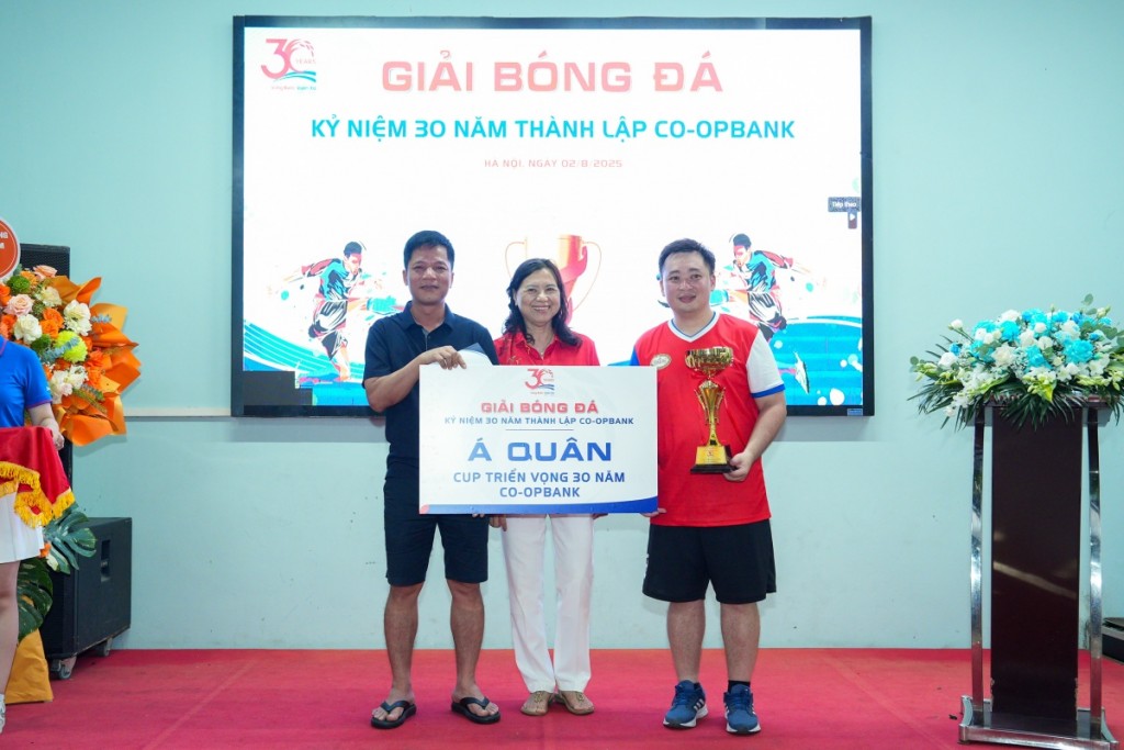 Sôi nổi giải bóng đá chào mừng 30 năm thành lập Co-opBank