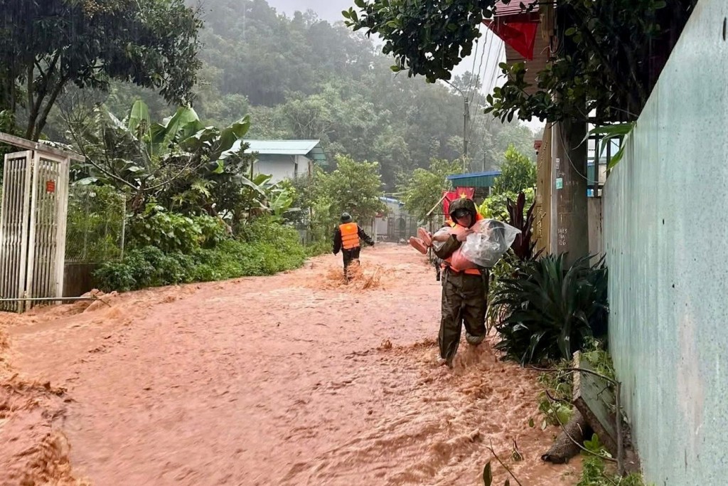 Lực lượng cứu hộ của Bộ chỉ huy Quân sự tỉnh tham gia ứng cứu người dân tại khu vực nước dâng cao.