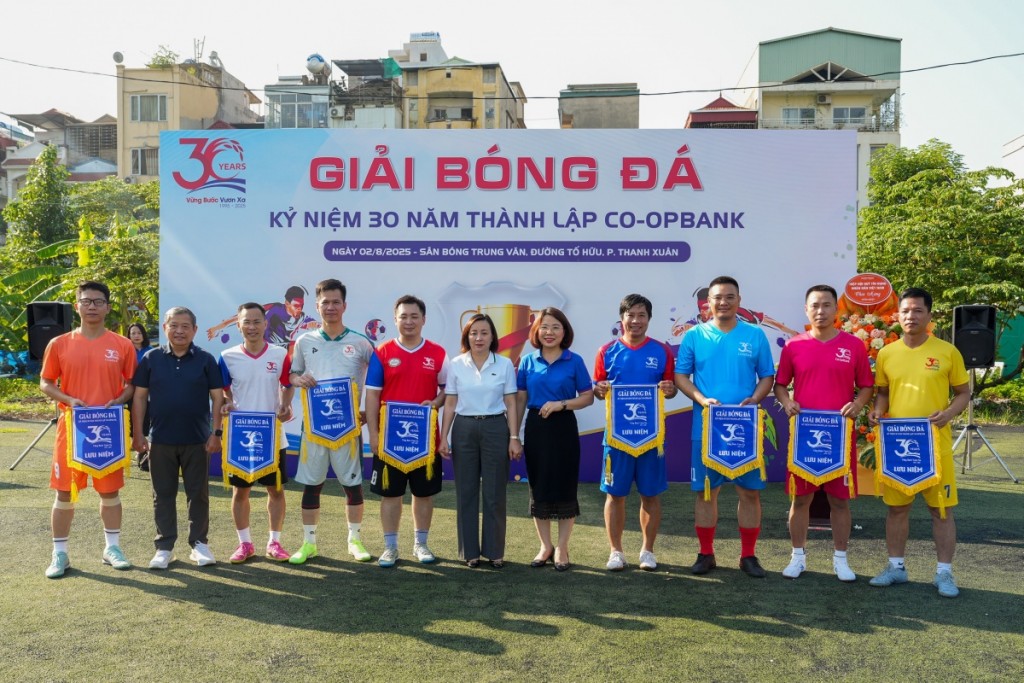 Sôi nổi giải bóng đá chào mừng 30 năm thành lập Co-opBank