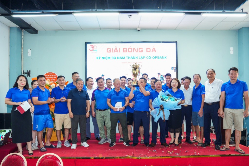 Sôi nổi giải bóng đá chào mừng 30 năm thành lập Co-opBank