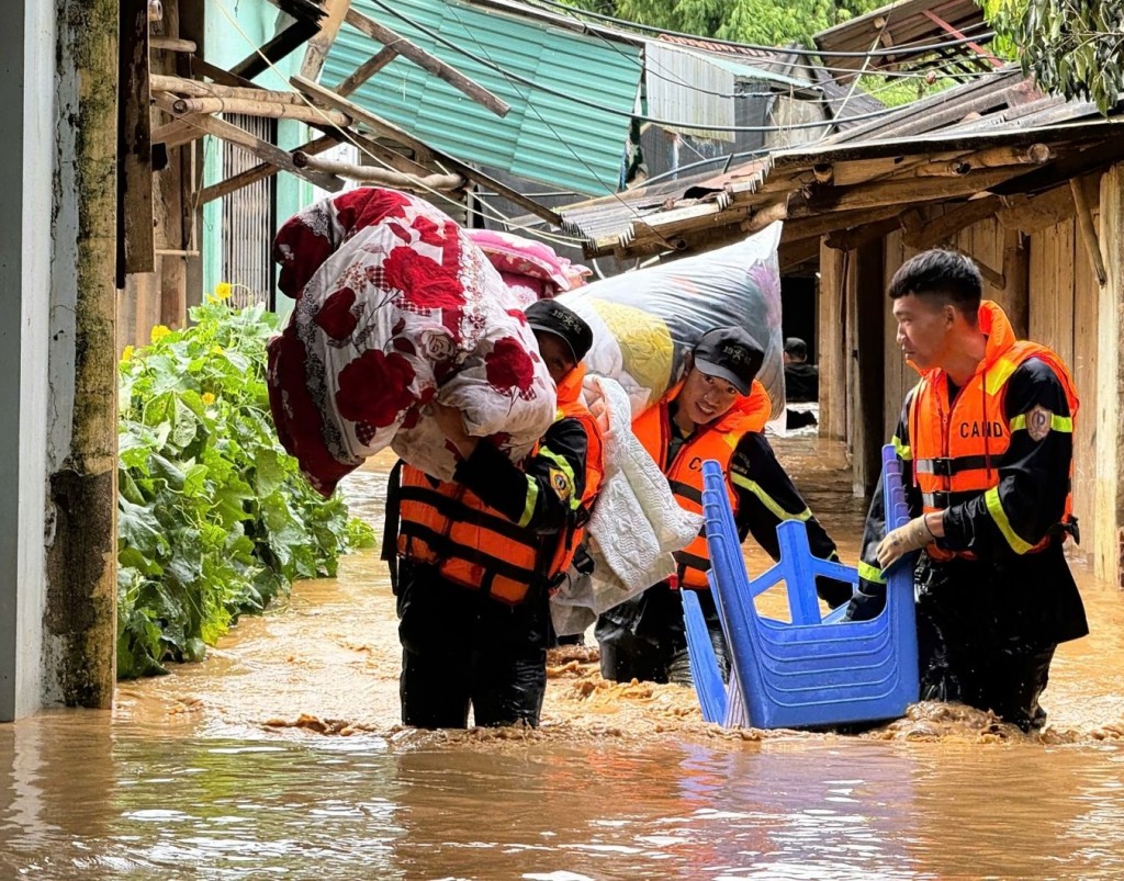 Lực lượng chức năng hỗ trợ người dân Sơn La bị ảnh hưởng bởi mưa lũ
