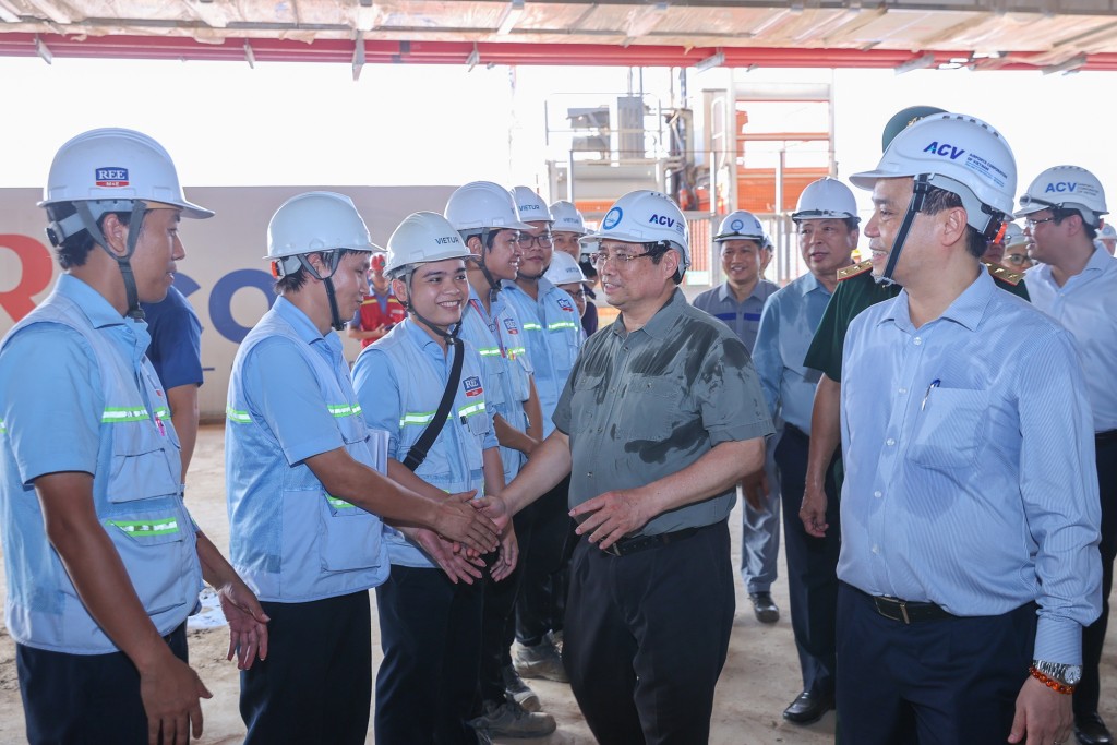 Thủ tướng động viên cán bộ, công nhân, người lao động trên công trường - Ảnh: VGP/Nhật Bắc