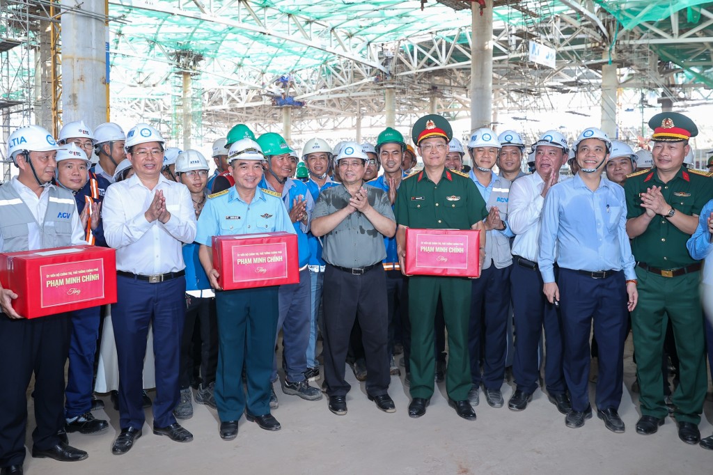 Thủ tướng tặng quà cán bộ, công nhân, người lao động trên công trường - Ảnh: VGP/Nhật Bắc