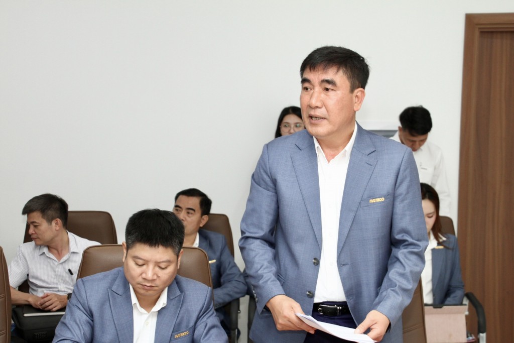 Chủ tịch Tập đoàn Hateco báo cáo với đoàn công tác