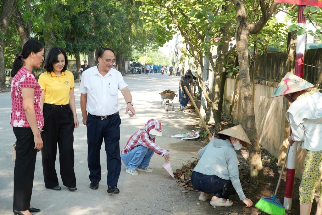 xã Chuyên Mỹ đã tổ chức lễ phát động phong trào tổng vệ sinh môi trường và thi đua “ Sáng- xanh- sạch- đẹp” trên địa bàn