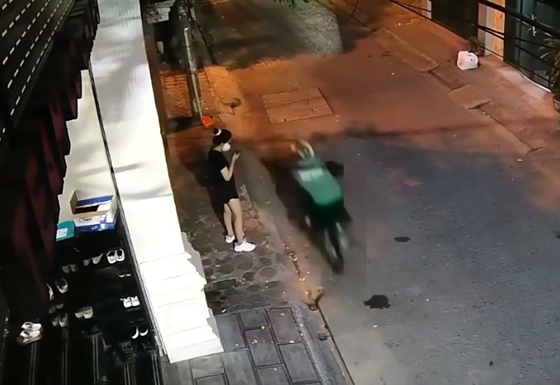 Camera ghi lại hình ảnh đối tượng mặc áo xe ôm công nghệ, đi xe máy không BKS cướp giật chiếc điện thoại cô gái đang sử dụng