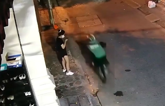 Cảnh sát điều tra vụ cướp giật điện thoại ở phường Thanh Xuân