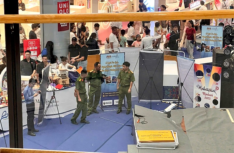 Lực lượng chức năng nhanh chóng có mặt tại hiện trường phối hợp đưa nạn nhân đi cấp cứu, đồng thời điều tra làm rõ nguyên nhân vụ việc