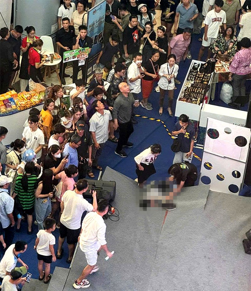 Hiện trường vụ việc người đàn ông rơi từ tầng cao xuống đất ở siêu thị Aeon Mall Long Biên