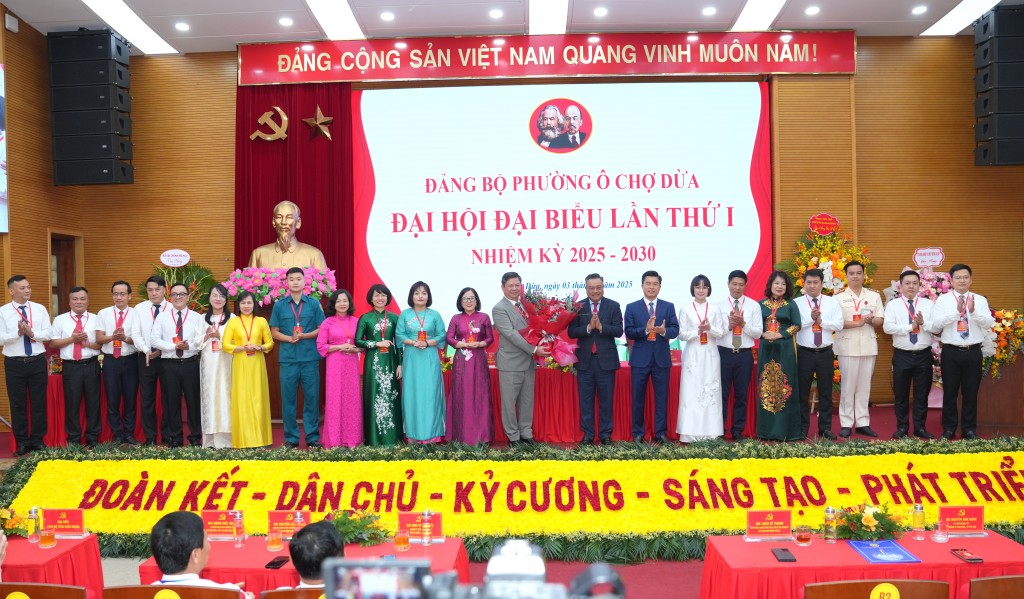 Chủ tịch UBND TP Hà Nội Trần Sỹ Thanh tặng hoa chúc mừng Ban Chấp hành Đảng bộ phường Ô Chợ Dừa nhiệm kỳ 2025 - 2030