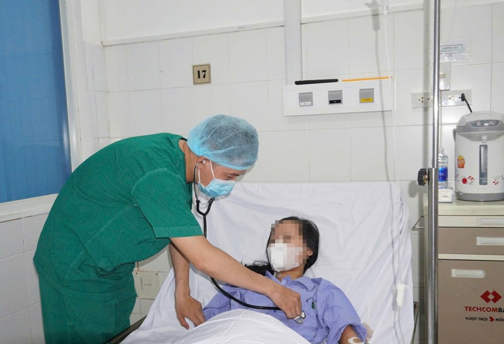 Bác sĩ theo dõi sức khỏe bệnh nhân Y. sau khi được ghép thận từ người hiến là mẹ ruột của mình.