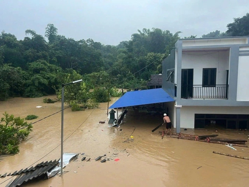 Mưa to gây lũ lớn ở Điện Biên