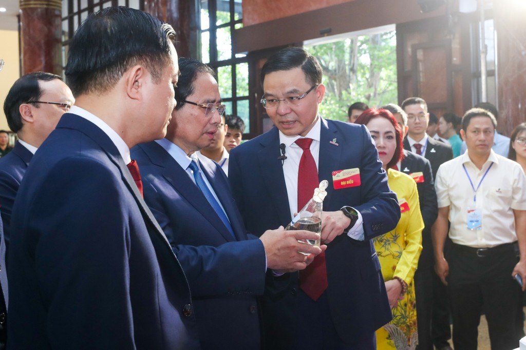 Thủ tướng Chính phủ Phạm Minh Chính nghe giới thiệu các sản phẩm tiêu biểu của Petrovietnam - Ảnh: VGP/Nhật Bắc