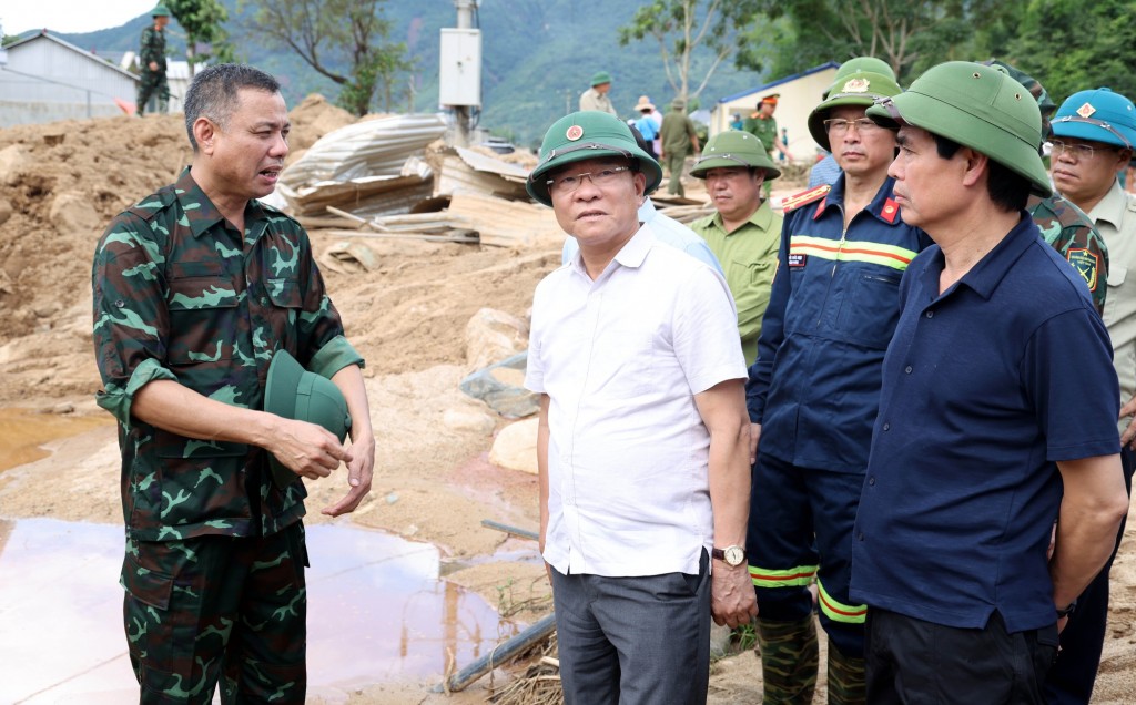 Phó Thủ tướng Lê Thành Long đến thăm hỏi động viên người dân vùng mưa lũ tại Sơn La và chỉ đạo đôn đốc khắc phục kịp thời hậu quả thiên tai gây ra - Ảnh: VGP/Đức Tuân