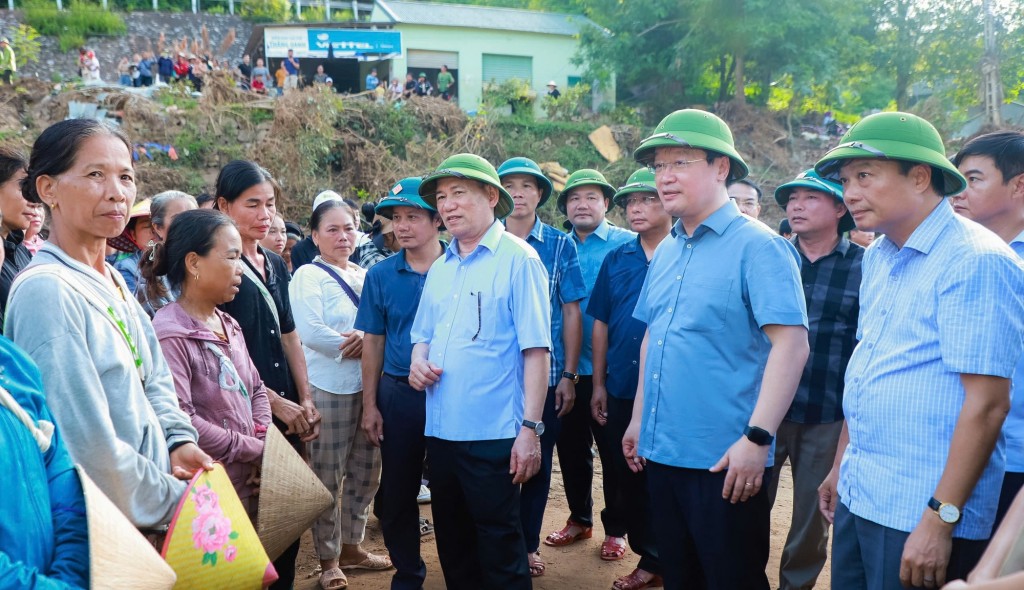Phó Thủ tướng thăm hỏi, động viên bà con vùng lũ - Ảnh: VGP