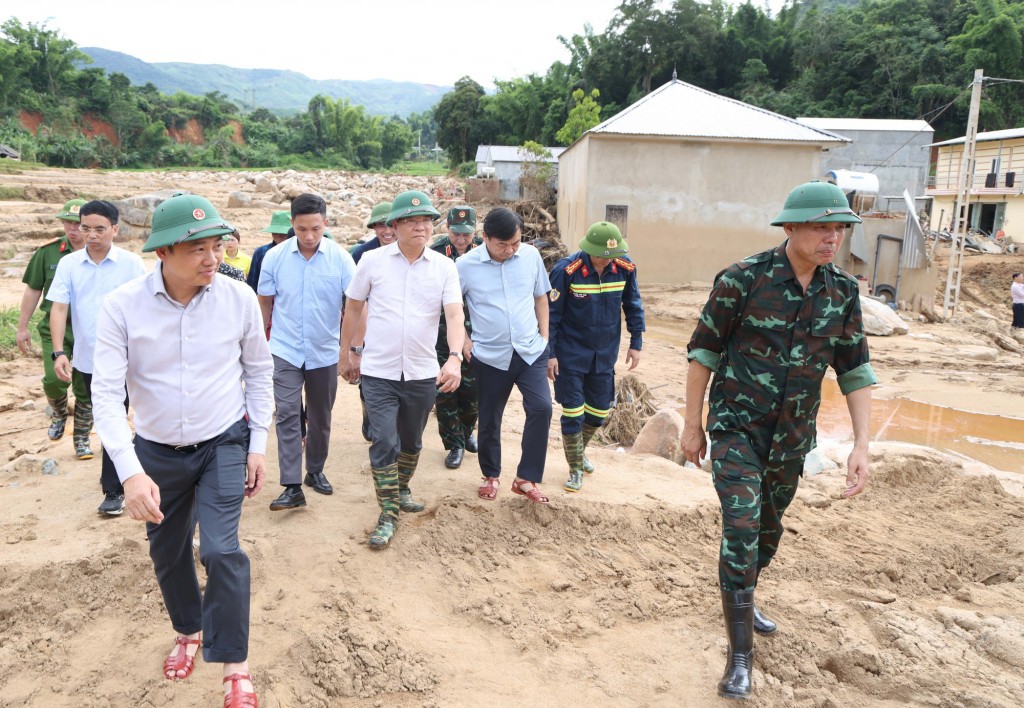 Phó Thủ tướng chỉ đạo đôn đốc khắc phục kịp thời hậu quả thiên tai gây ra - Ảnh: VGP/Đức Tuân