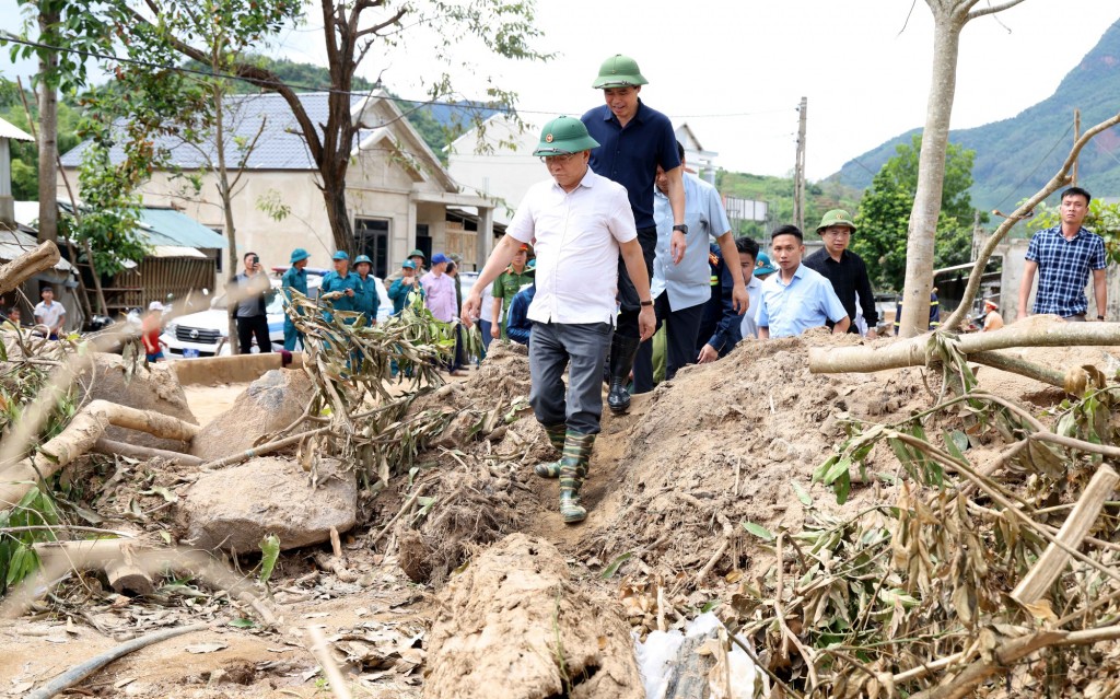 Phó Thủ tướng chỉ đạo đôn đốc khắc phục kịp thời hậu quả thiên tai gây ra - Ảnh: VGP/Đức Tuân