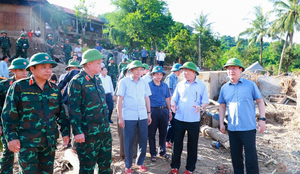 Phó Thủ tướng khảo sát các địa điểm bị phá hủy nặng nề do mưa lũ - Ảnh: VGP