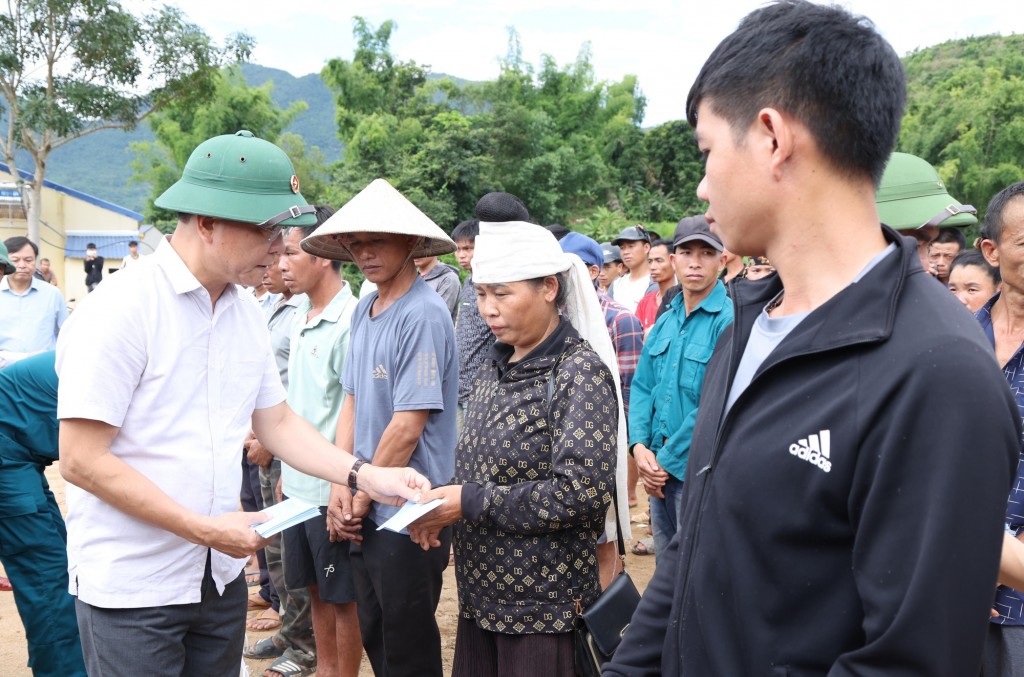 Phó Thủ tướng thăm hỏi động viên bà con sớm vượt qua khó khăn, ổn định đời sống - Ảnh: VGP/Đức Tuân