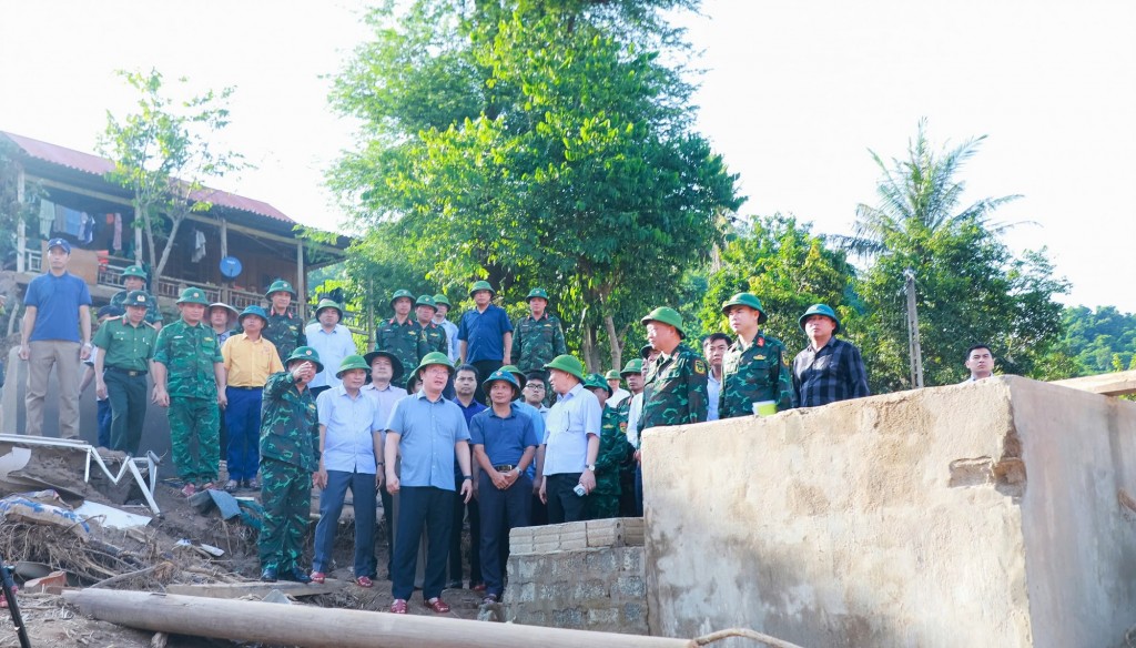 Phó Thủ tướng khảo sát các địa điểm bị phá hủy nặng nề do mưa lũ - Ảnh: VGP
