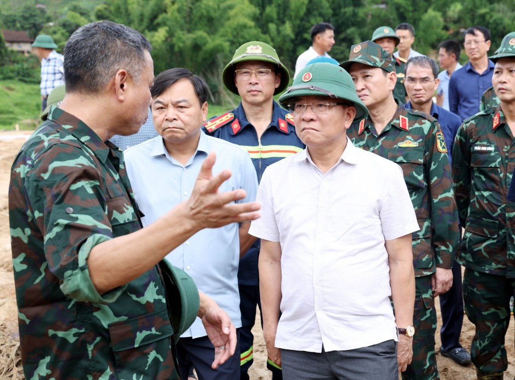 Phó Thủ tướng yêu cầu chính quyền địa phương tiếp tục tập trung huy động lực lượng hỗ trợ người dân khắc phục thiệt hại do mưa lũ - Ảnh: VGP/Đức Tuân