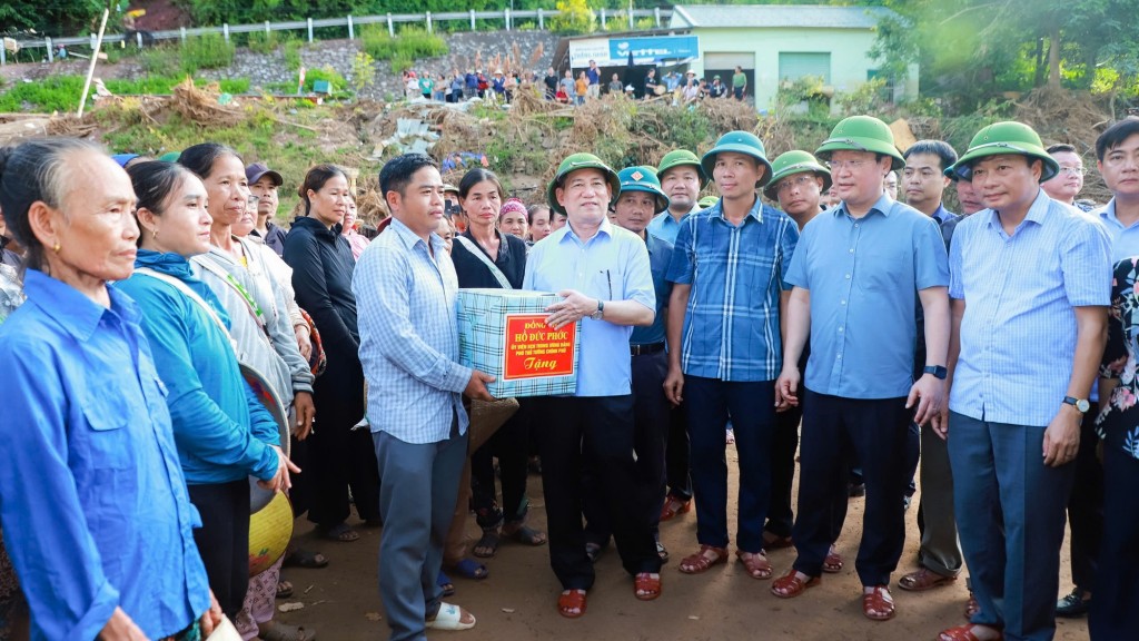 Phó Thủ tướng tặng quà động viên bà con chịu ảnh hưởng nặng nề do mưa lũ - Ảnh: VGP
