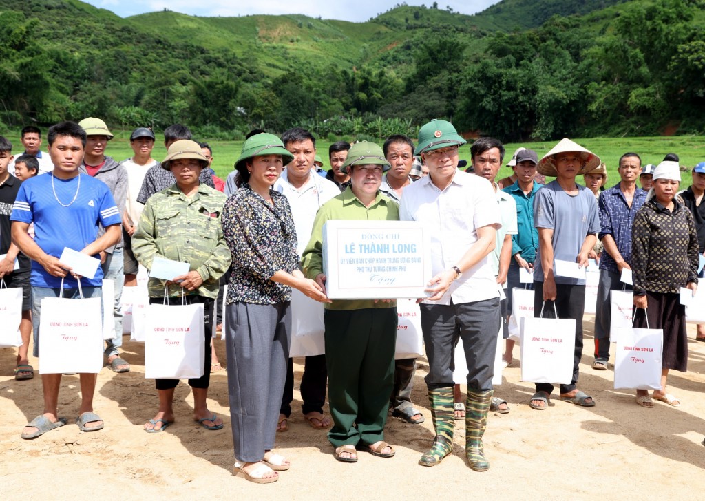 Phó Thủ tướng tặng quà, động viên bà con sớm vượt qua khó khăn, ổn định đời sống - Ảnh: VGP/Đức Tuân