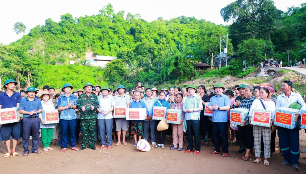 Phó Thủ tướng tặng quà động viên bà con chịu ảnh hưởng nặng nề do mưa lũ - Ảnh: VGP