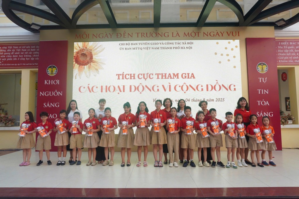 Cán bộ Mặt trận tuyên truyền tiết kiệm điện cho học sinh tiểu học