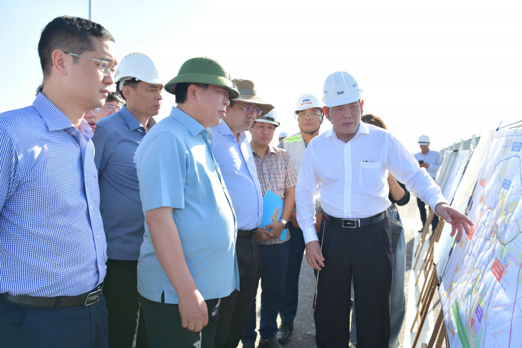 Bộ trưởng Bộ Xây dựng Trần Hồng Minh nghe các đơn vị liên quan báo cáo tiến độ dự án đường Vành đai 3 TP Hồ Chí Minh