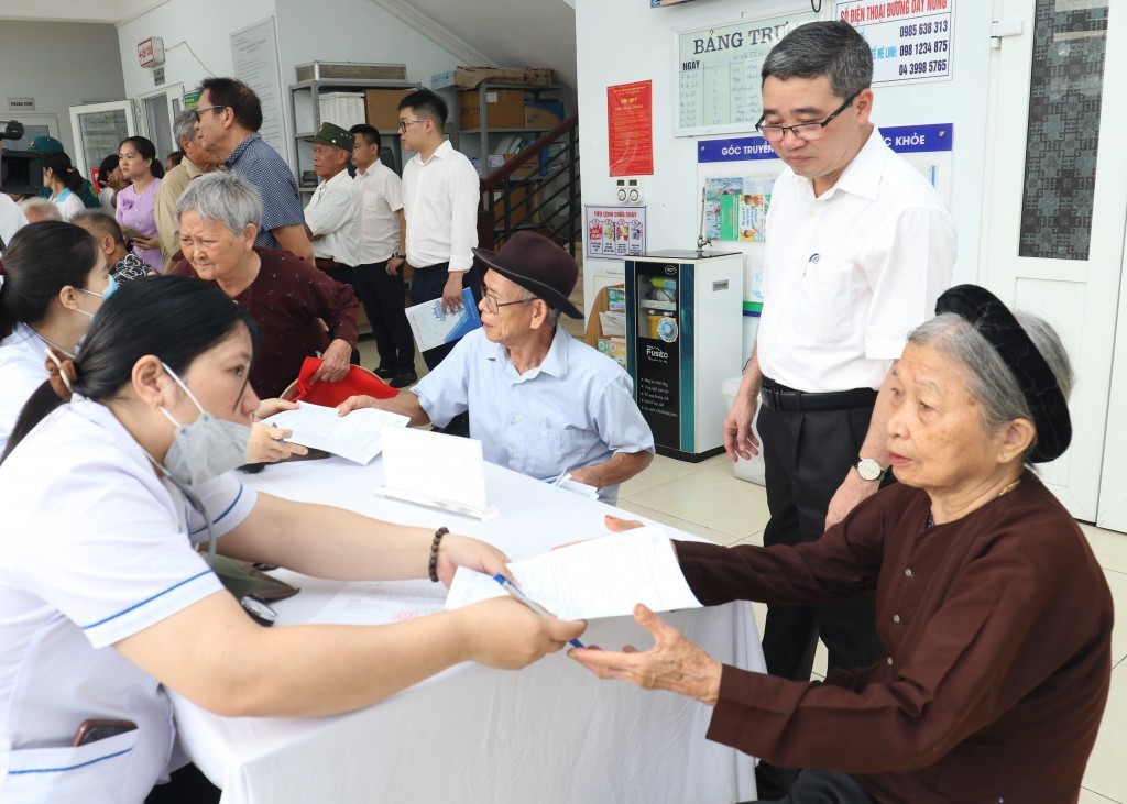 Chủ tịch UBND xã Tiến Thắng Nguyễn Minh Hải thăm hỏi, động viên người có công tại buổi khám sức khỏe miễn phí