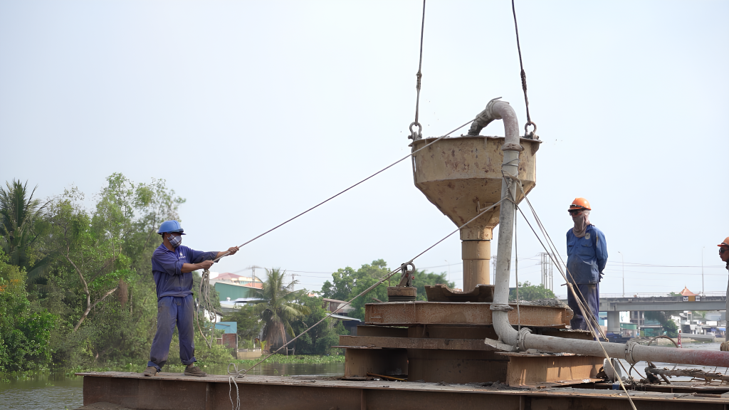 Các công nhân thi công tuyến ĐT.830E