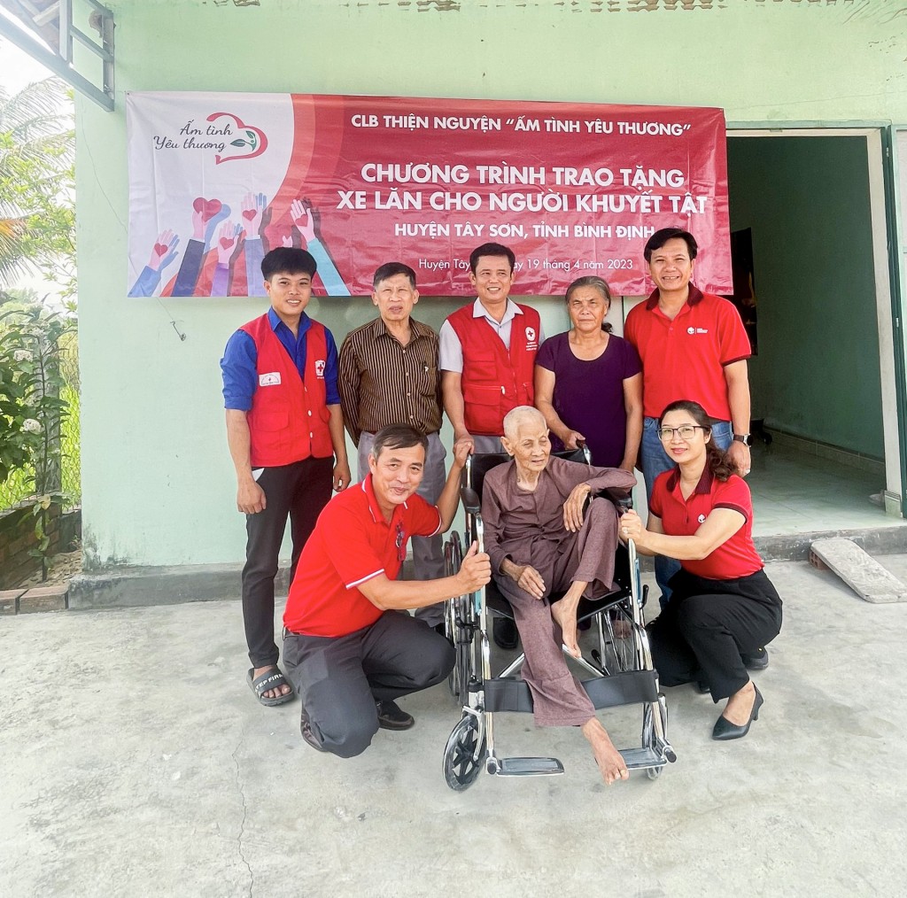 Không dừng lại ở đó, nhiều hoạt động an sinh xã hội khác cũng được CLB tích cực thực hiện như: tài trợ xây tặng 12 ngôi nhà tình nghĩa cho các gia đình nạn nhân chất độc da cam, trao tặng 316 xe lăn cho thân nhân liệt sĩ và người khuyết tật, hàng ngàn phần quà cứu trợ cho các hộ nghèo bị ảnh hưởng bởi lũ lụt là minh chứng cho sự quan tâm sâu sắc của CLB đến những mảnh đời khó khăn.